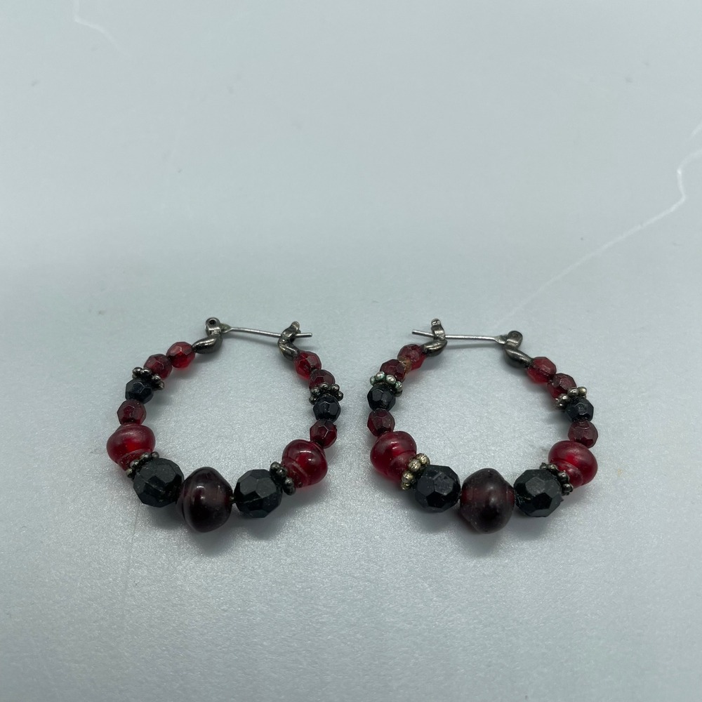 Red Black Beaded Hoop Earrings Silver Tone Glass Bead Boho Goth Small Hoops 1"‎